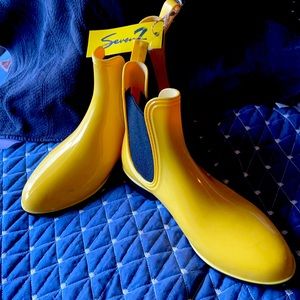 Pull on rain booties